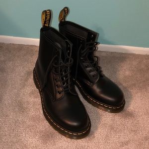 1460 Smooth Black Doc Martens